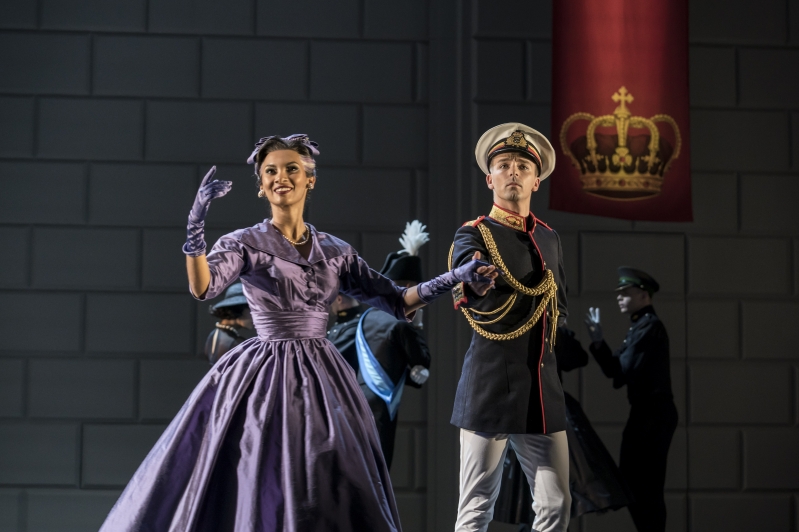 The Queen (Nicole Kabera) and The Prince (Liam Mower) in Matthew Bourne's Swan Lake